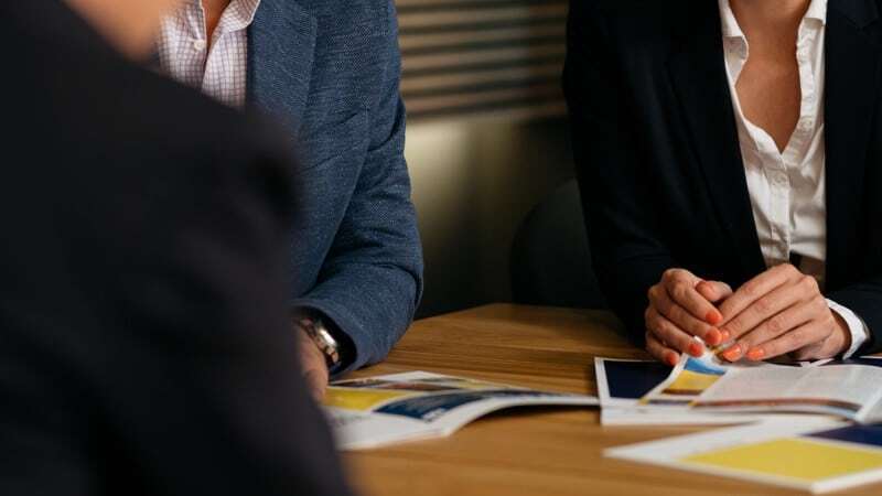 Bewerbungsszenario : Damen im Business-Outfit an einem Tisch