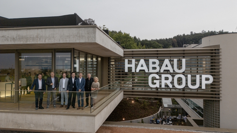 New opening of HABAU GROUP headquarters HAB1 in Perg. Left to right: Anton Froschauer, mayor of Perg; Christian Kastner, Department Head of West Structural Engineering and project manager HAB1; Markus Fischer, architect at F2 Architekten; Hubert Wetschnig, CEO HABAU GROUP; Michael Mayer-Schütz, CFO HABAU GROUP; Peter Halatschek, shareholder; Georgine Heindl, shareholder © MW-Architekturfotografie