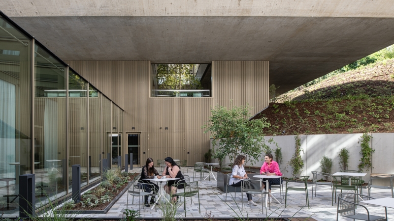 Inner courtyard with canteen © MW-Architekturfotografie