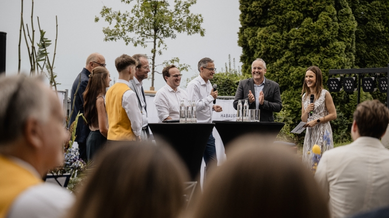 Panel discussion at the opening of HAB1. Left to right: Tobias Nenninger, IT apprentice; Selina Binder, Creditor Management apprentice; Hans Irndorfer, head of Purchasing and Procurement; Markus Fischer, architect at F2 Architekten; Josef Hochgatterer, site manager HAB1; Michael Mayer-Schütz, CFO HABAU GROUP; Christian Kastner, Department Head of West Structural Engineering and project manager HAB1; Barbara Fleißner, moderator © MW-Architekturfotografie