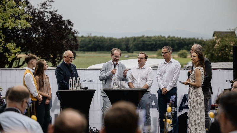 Panel discussion at the opening of HAB1. Left to right: Tobias Nenninger, IT apprentice; Selina Binder, Creditor Management apprentice; Hans Irndorfer, head of Purchasing and Procurement; Markus Fischer, architect at F2 Architekten; Josef Hochgatterer, site manager HAB1; Michael Mayer-Schütz, CFO HABAU GROUP; Christian Kastner, Department Head of West Structural Engineering and project manager HAB1; Barbara Fleißner, moderator © MW-Architekturfotografie