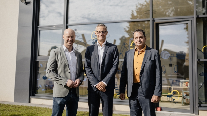 V.l.n.r. Martin Hajart, Landesobmann OÖ Familienbund und Vizebürgermeister von Linz; Michael Mayer-Schütz, CFO HABAU GROUP; Anton Froschauer, Bürgermeister Perg und oberösterreichischer Landtagsabgeordneter © MW-Architekturfotografie / HABAU GROUP