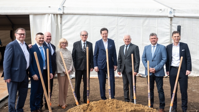 v.l.n.r. Hubert Pleiner, kaufmännischer Geschäftsführer MCE GmbH; Attila Kovács, kaufmännischer Geschäftsführer MCE Nyíregyháza Kft.; Zoltán Szabó, technischer Geschäftsführer MCE Nyíregyháza Kft.; Éva Halkóné, Präsidentin der Wirtschaftlichen und Rechtlichen Kommission der Stadt Nyíregyháza; László Barabás, Honorarkonsul; Hubert Wetschnig, CEO HABAU GROUP; Ferenc Kovács, Bürgermeister Nyíregyháza; Roland Podlovics, Vizebürgermeister Nyíregyháza; Günther Dorrer, Geschäftsführer MCE GmbH © Berencsi Photo