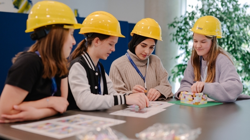 Technik hautnah erleben: HABAU GROUP lud zum Wiener Töchtertag und Girls Day in Perg © Julia Dragosits